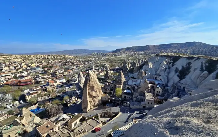 Aşıklar Tepesi’nden Göreme panoramik manzarası, peri bacaları ve Kapadokya yerleşim dokusu